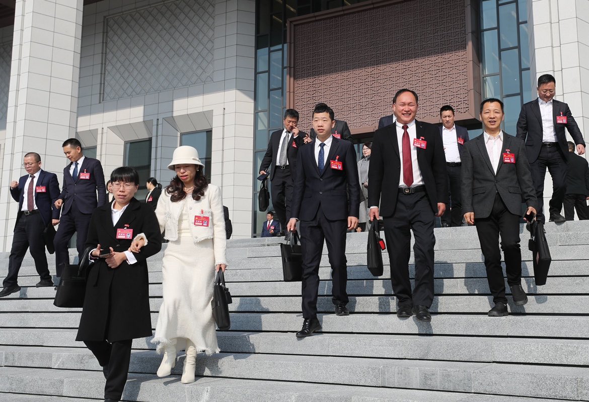 代表們歡欣鼓舞離開會場